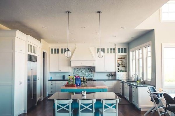Comment utiliser les textures et les accessoires pour créer une symphonie visuelle dans sa cuisine ?